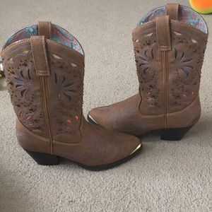 Brand new in box dingo boots